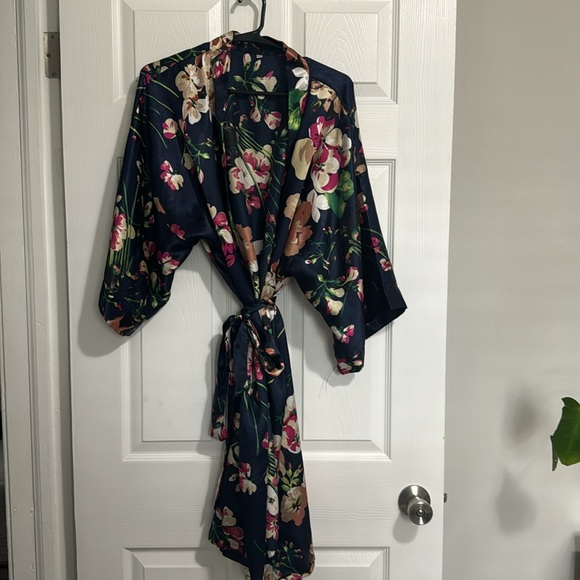 NWOT silk like kimono - Picture 1 of 5
